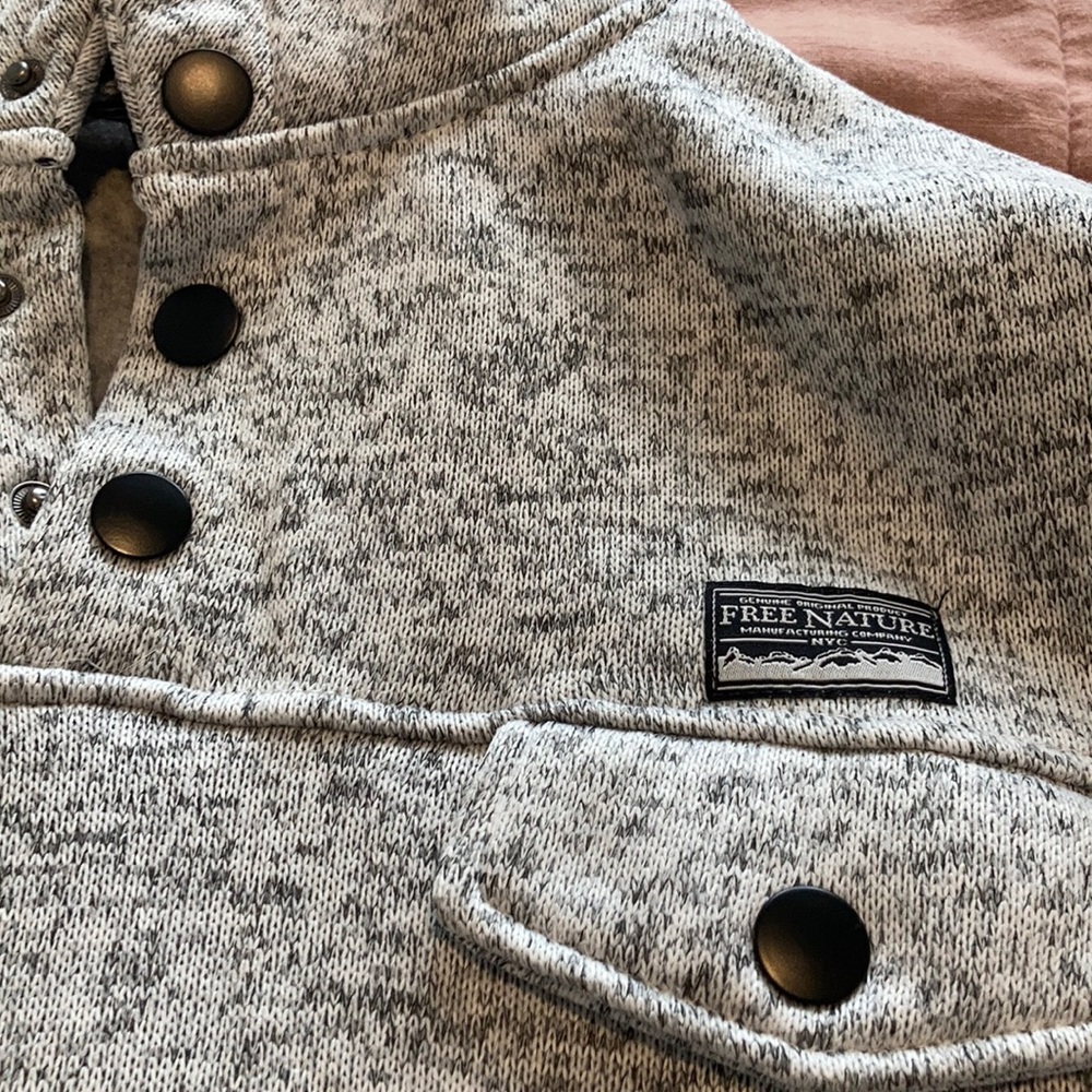 Free Nature Pull-Over - Picture 2 of 5